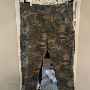 American Eagle Outfitters Men's Green Camouflage Cargo Pants
